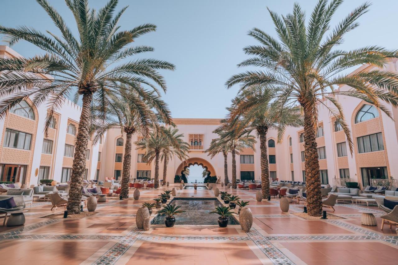 Shangri-La Al Husn, Muscat - Adults Only Resort Esterno foto The hotel's courtyard