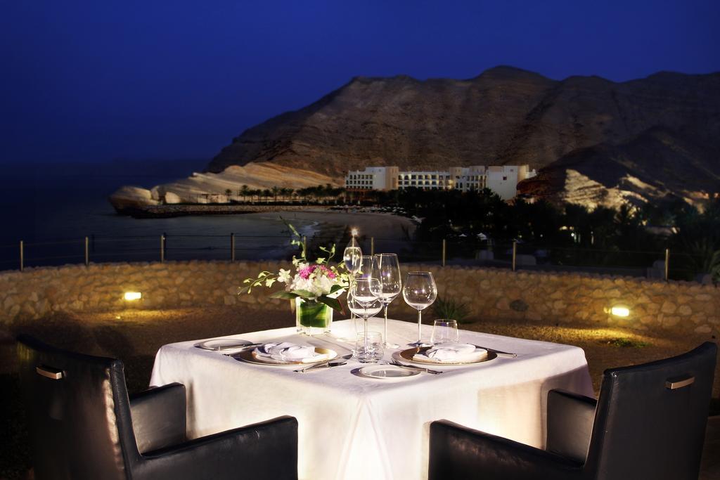 Shangri-La Al Husn, Muscat - Adults Only Resort Esterno foto The view from the restaurant