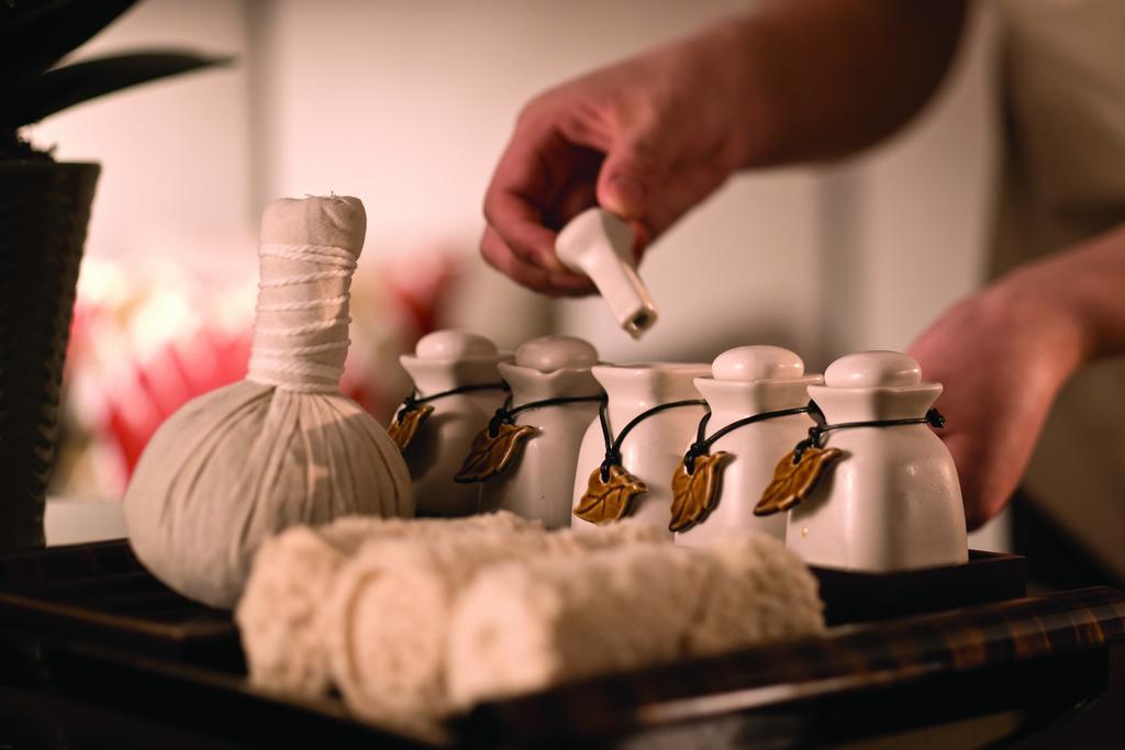 Shangri-La Al Husn, Muscat - Adults Only Resort Esterno foto Thai herbal compress