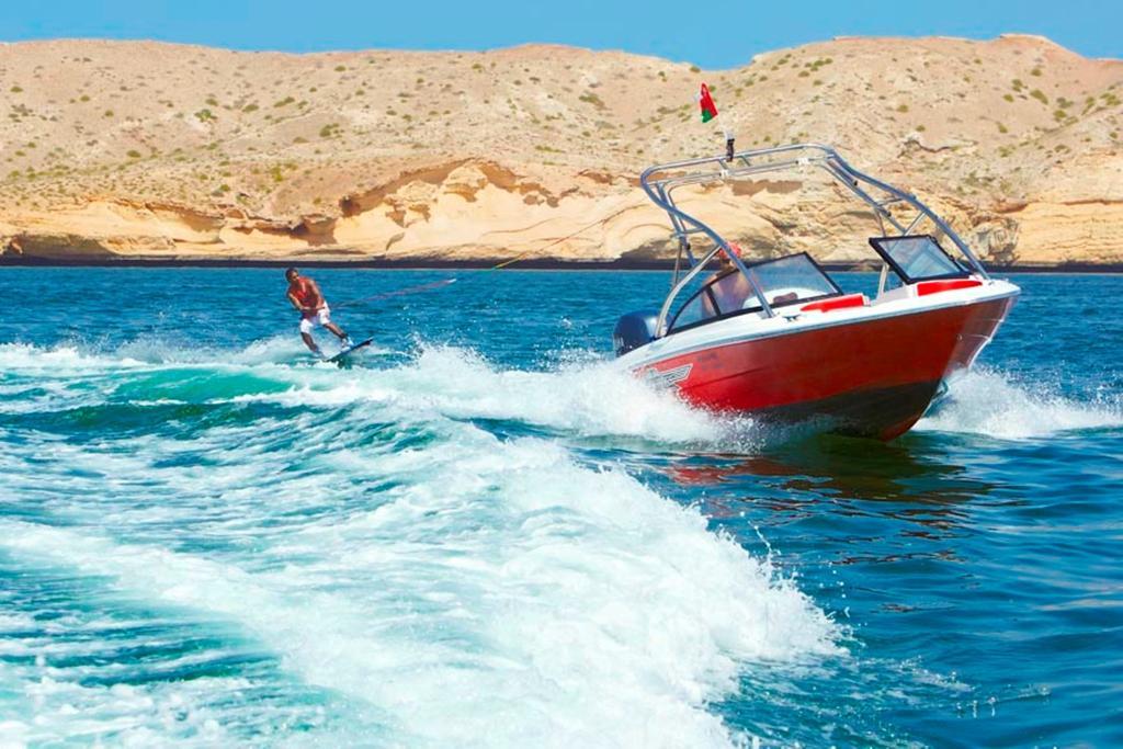 Shangri-La Al Husn, Muscat - Adults Only Resort Esterno foto A motor launch