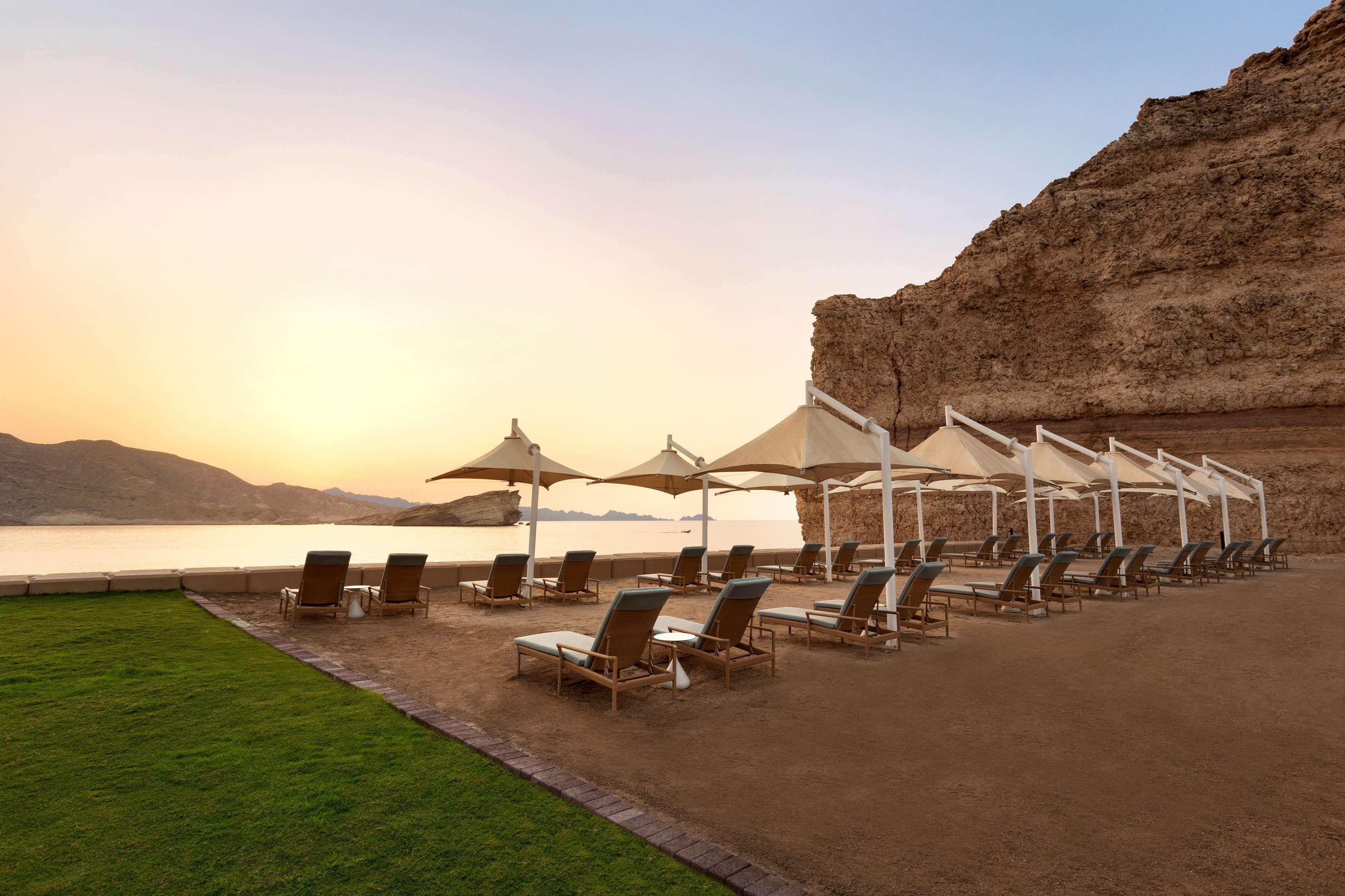 Shangri-La Al Husn, Muscat - Adults Only Resort Esterno foto The beach at the resort