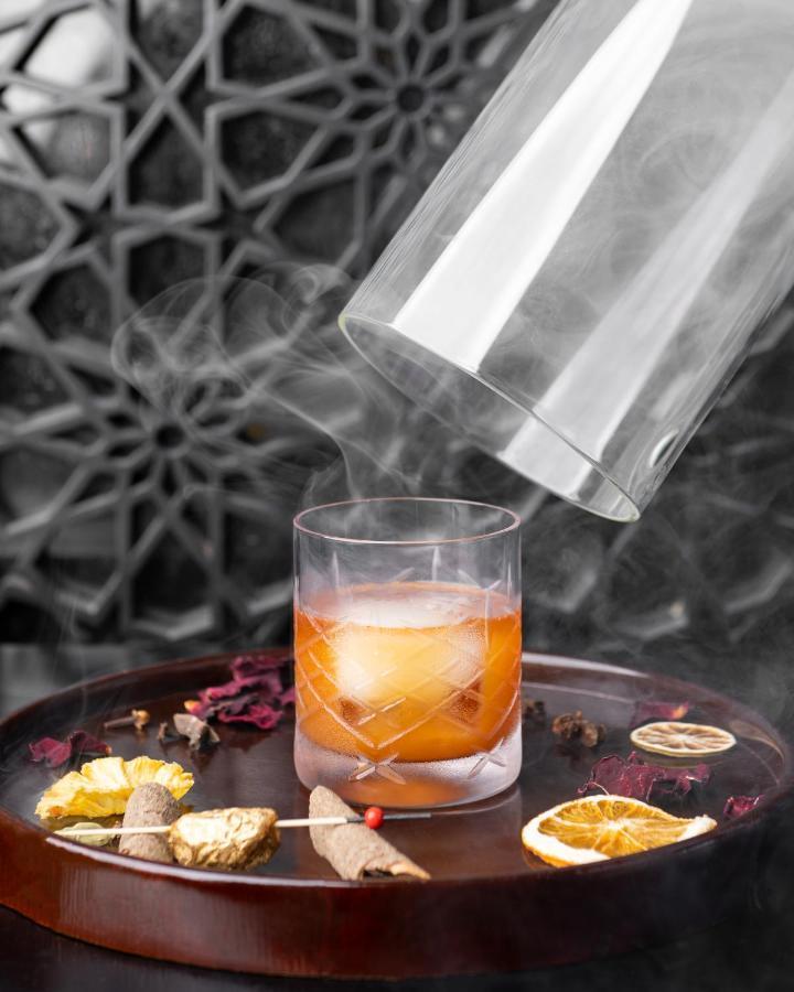 Shangri-La Al Husn, Muscat - Adults Only Resort Esterno foto A glass of Old Fashioned