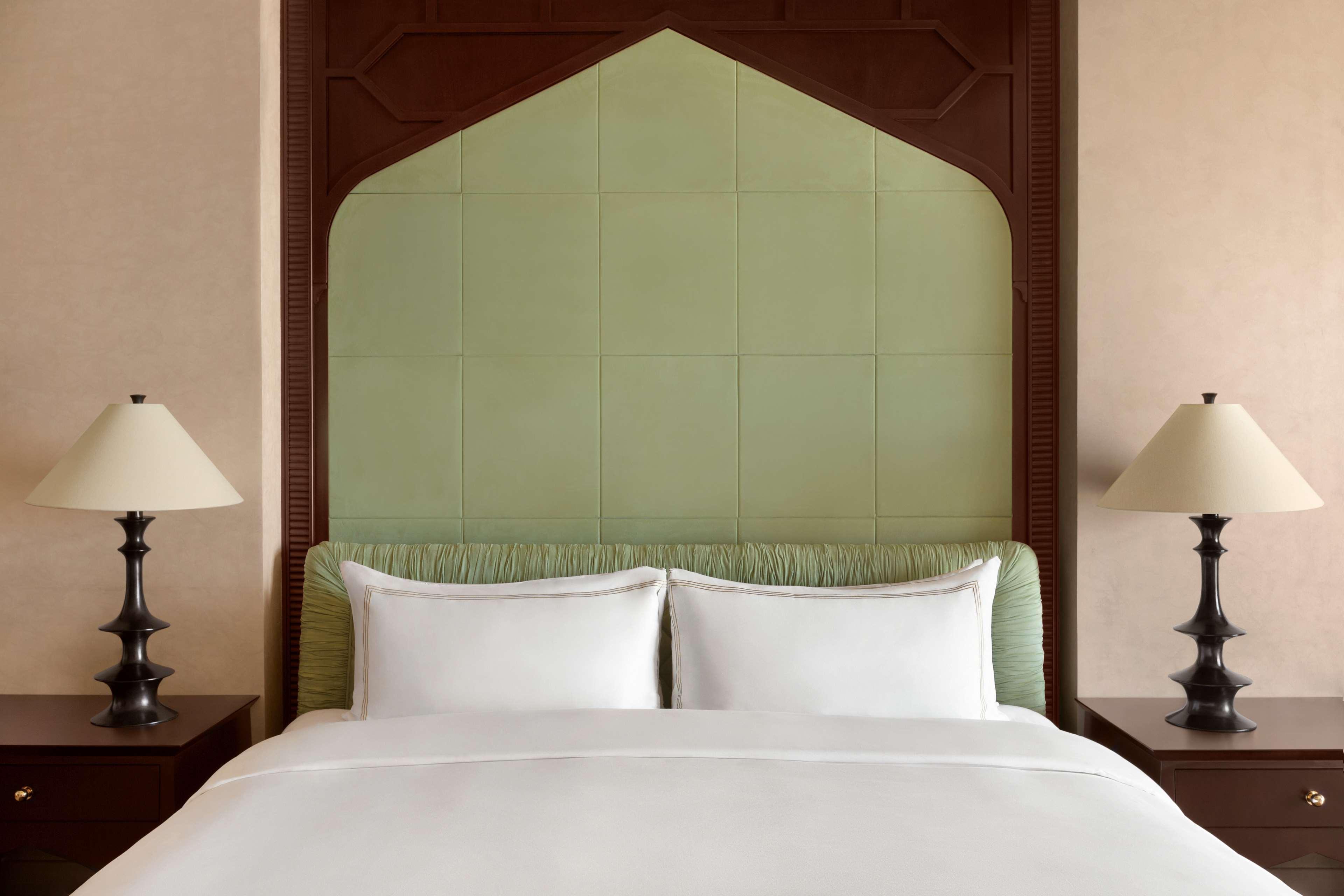 Shangri-La Al Husn, Muscat - Adults Only Resort Esterno foto A bed with a headboard