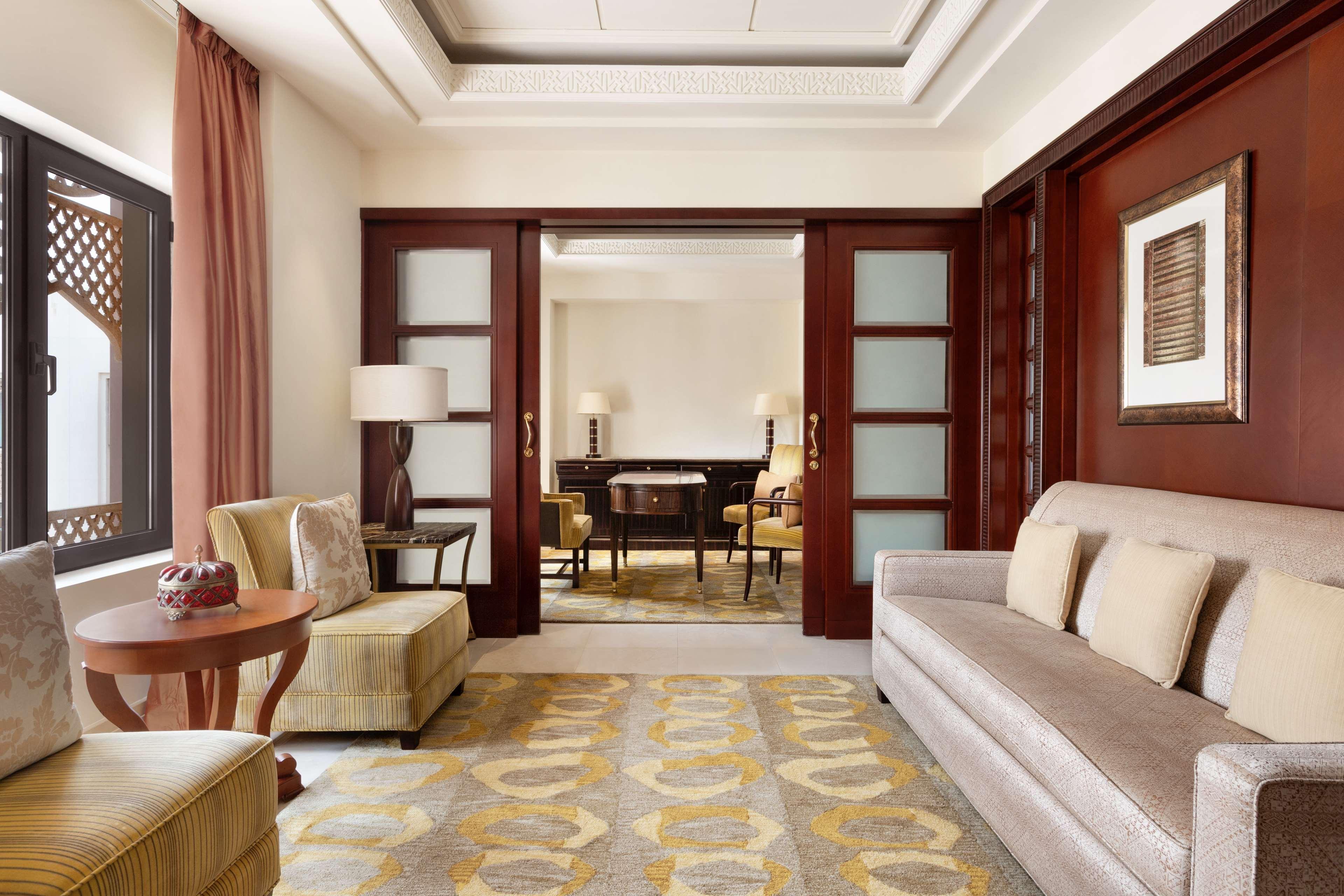 Shangri-La Al Husn, Muscat - Adults Only Resort Esterno foto A suite at the Jumeirah Emirates Towers Hotel