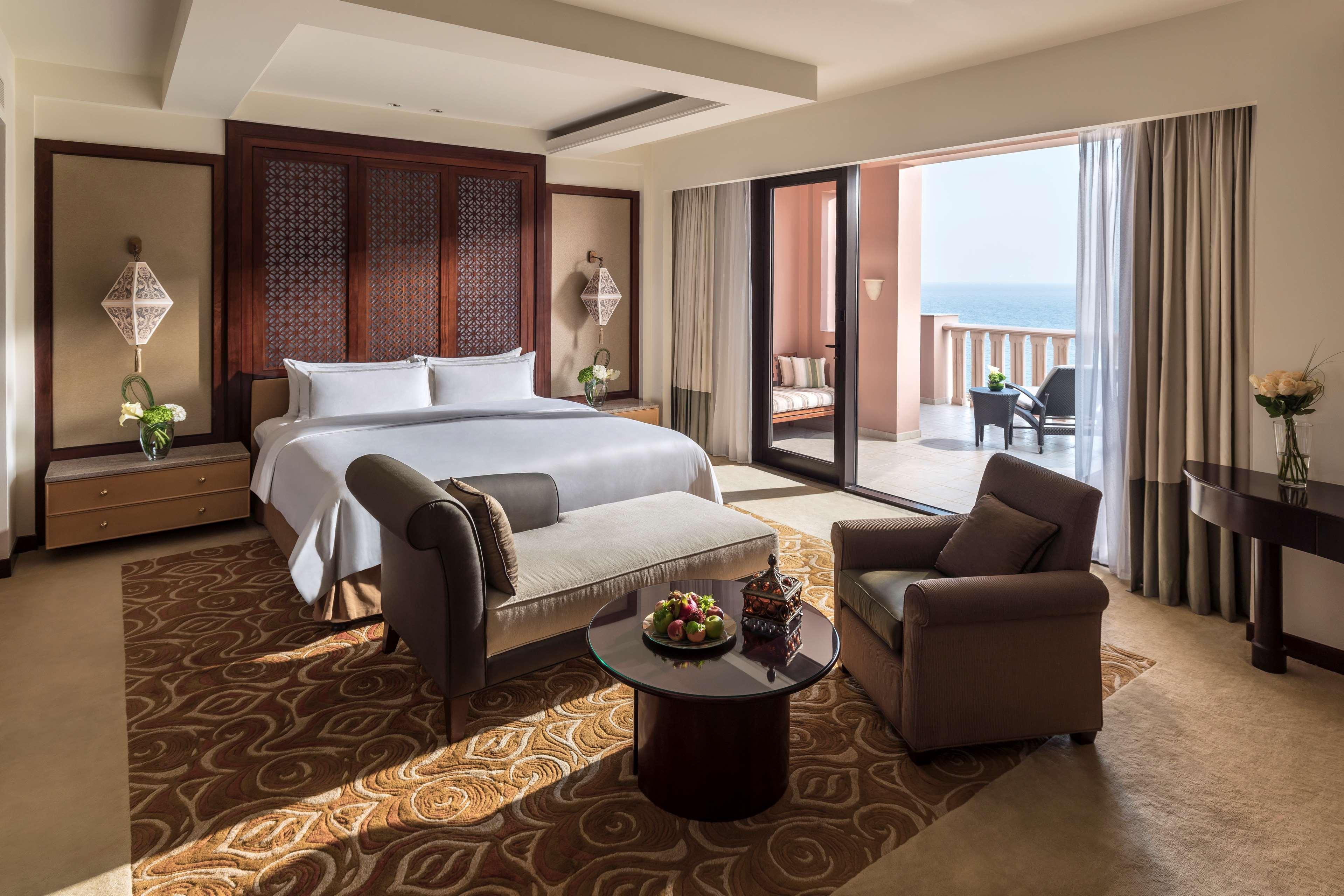 Shangri-La Al Husn, Muscat - Adults Only Resort Esterno foto A bedroom at the Ritz-Carlton, DIFC