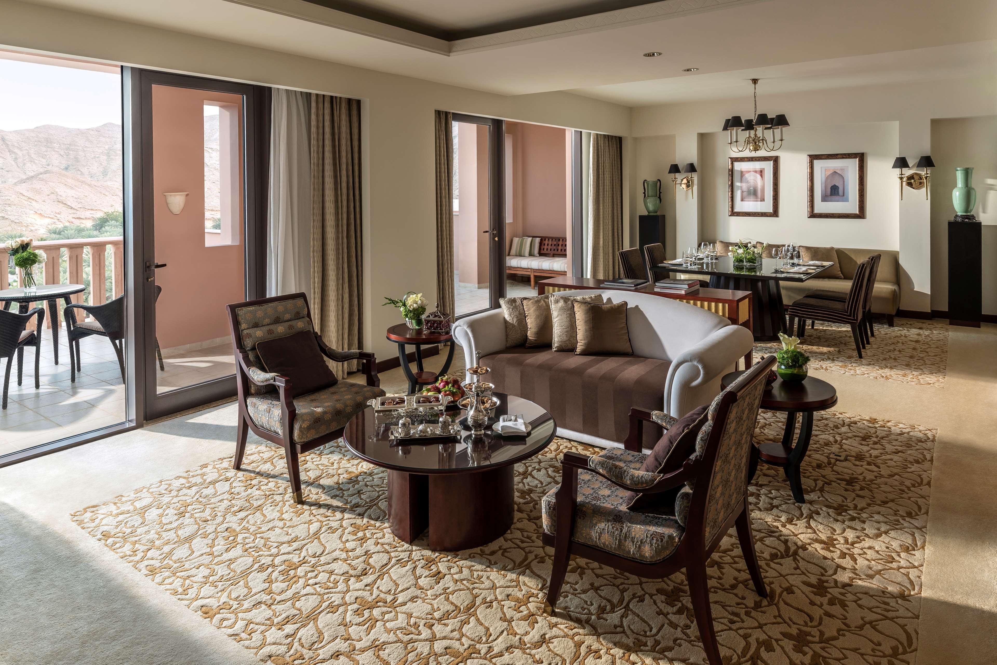 Shangri-La Al Husn, Muscat - Adults Only Resort Esterno foto A suite at the Ritz-Carlton, Dubai
