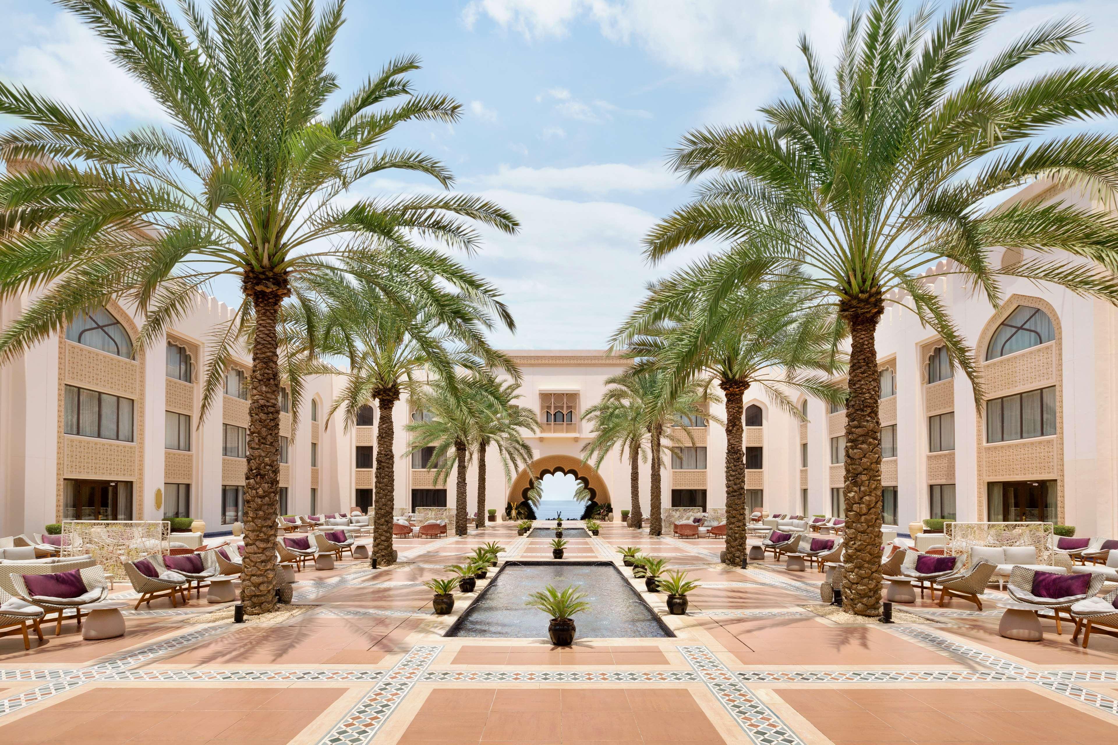 Shangri-La Al Husn, Muscat - Adults Only Resort Esterno foto The hotel's courtyard