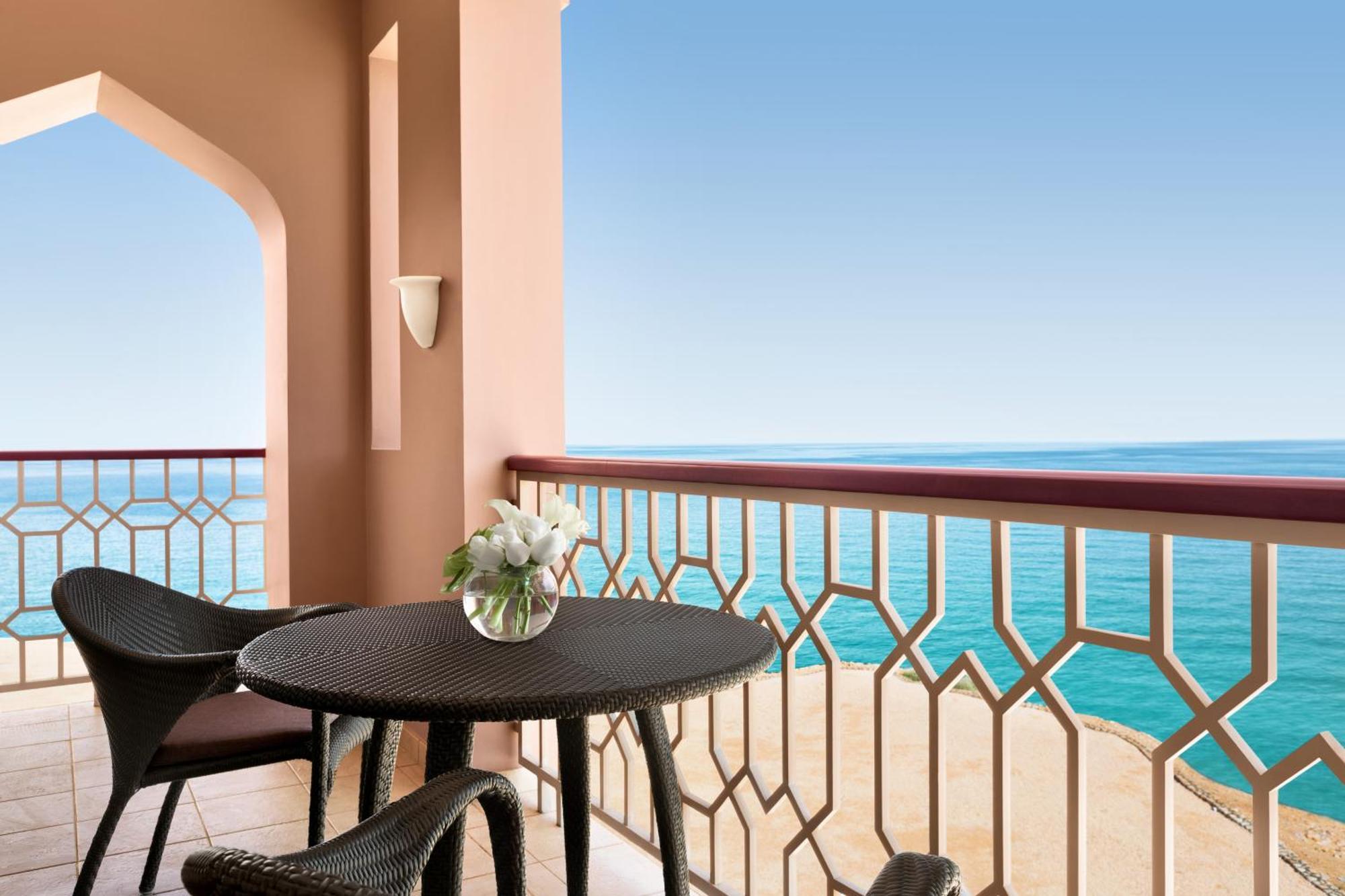Shangri-La Al Husn, Muscat - Adults Only Resort Esterno foto A balcony at the Jumeirah Atlantis