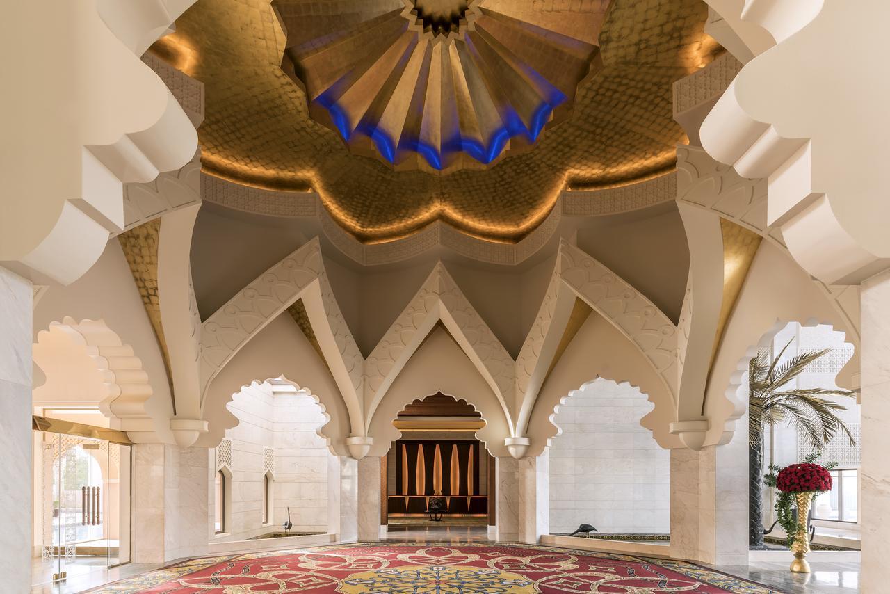 Shangri-La Al Husn, Muscat - Adults Only Resort Esterno foto The lobby of the hotel