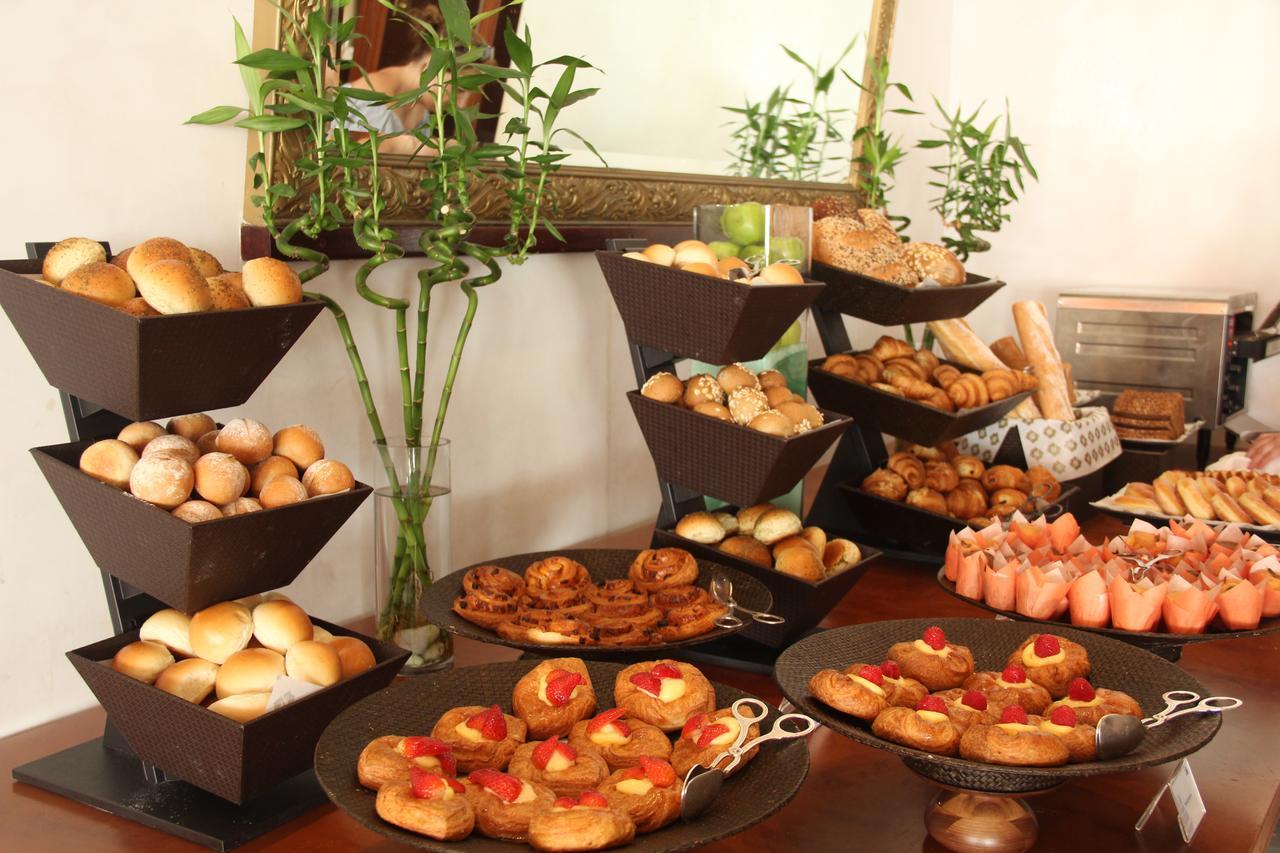 Shangri-La Al Husn, Muscat - Adults Only Resort Esterno foto A buffet of Japanese desserts
